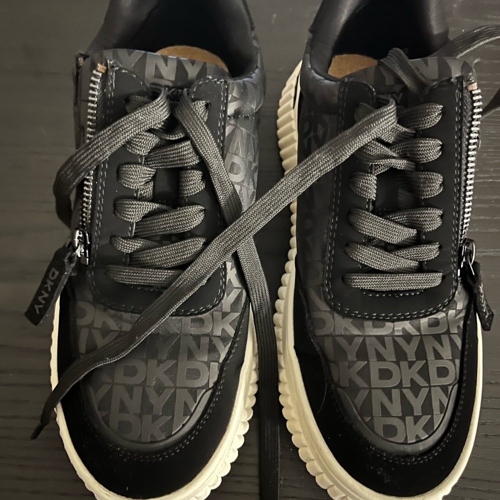 Dkny Black Logo Low-Top Platform Sneakers with Cream Sole